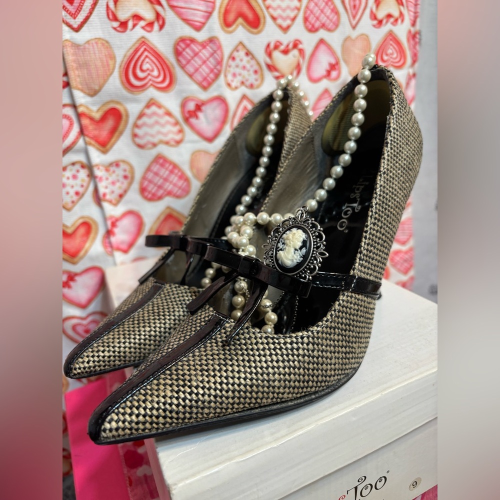 Black and beige 2 1/2 checkered vintage heels, patent leather front bow.